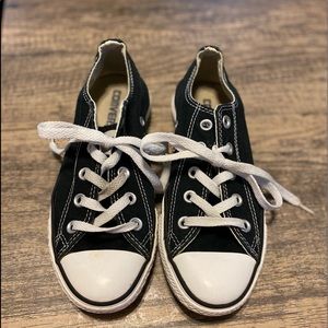 Black low top women’s converse